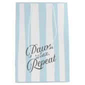 'Paws, Relax, Repeat.' Blauw en wit gestreept Medium Cadeauzakje (Voorkant)