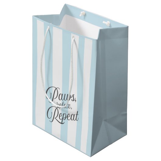 'Paws, Relax, Repeat.' Blauw en wit gestreept Medium Cadeauzakje (Voorkant Gekanteld)