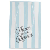 'Paws, Relax, Repeat.' Blauw en wit gestreept Medium Cadeauzakje (Achterkant)