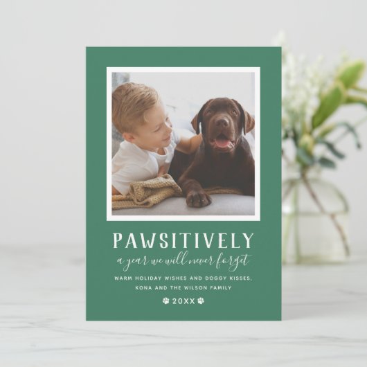 Pawsitive Unforgettable Year Green Dog Photo Feestdagenkaart (Staand voorkant)