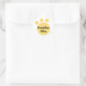 Pawsitive vibes, een geel hondenpootje T-Shirt Ronde Sticker (Tas)