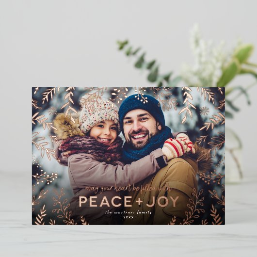 Peace and Joy Botanical Overlay Folie Feestdagenkaart (Staand Voorkant)
