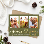Peace and Joy Modern Gold Heart Script 3 Foto Folie Feestdagenkaart<br><div class="desc">Eenvoudige en gekke 'Peace and Joy'-fotokaart bevat een collage van 3 foto's op een horizontale kaartlay-out met witte twinkelende sterren en een schattige en moderne handgeschreven kalligrafie-scripttekst met een hartaccent in echte gouden folie. Pas de groet, de familiehandtekening, en het jaar op de voorzijde aan, en verkies om een extra...</div>