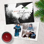 Peace Dove Foto Vrolijk Kerstmis Zwart Wit Feestdagenkaart<br><div class="desc">Deze 7" x 5" platte kerst wenskaarten zijn voorzien van een abstracte duif in tinten van zwart,  wit en rood. "Merry Christmas" in zwart en rood samen met een groene olijftak. Pas met uw familienaam en jaar aan. De achterkant heeft drie foto's,  een portret,  twee landschap.</div>
