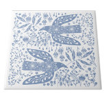 Peace Doves blauw en wit Tegeltje<br><div class="desc">Blauw-witte vogel volkskunst duikt voor vrede en hoop. Originele versie door Nic Squirrell.</div>