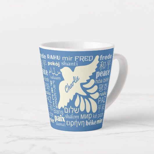 PEACE in talen, aangepaste naam en kleur Latte Mok (Rechterhoek)
