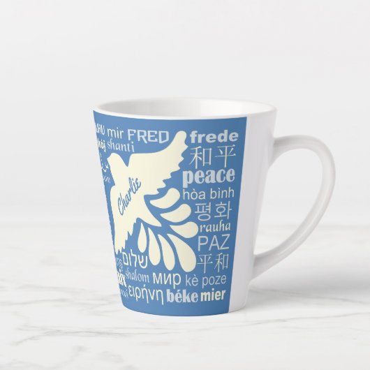 PEACE in talen, aangepaste naam en kleur Latte Mok (Rechts)
