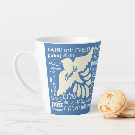 PEACE in talen, aangepaste naam en kleur Latte Mok (In situ)