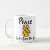 Peace Looks Good on You – Positive Vibes Graphic Koffiemok (Links)