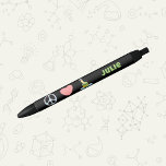 Peace Love and Science met Name Zwarte Inkt Pen<br><div class="desc">Deze gepersonaliseerde pen is het perfecte accessoire voor elke wetenschapsliefhebber of student. Deze pen is voorzien van een vormgeving met een vredesymbool, hart en scheikunde experimentele illustratie, allemaal geplaatst tegen een zwarte achtergrond, en is zowel stijlvol als functioneel. Het ontwerp wordt voltooid met een aangepaste naam die in dezelfde regel...</div>