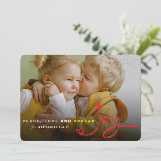 Peace Love and Spread Joy Typography Moderne Photo Feestdagenkaart (Staand voorkant)
