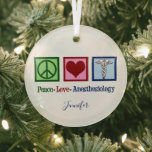 Peace Love Anesthesiology Custom Anesthesiologist Glas Ornament<br><div class="desc">Het kerstgeschenk van de 'Peace Love Anesthesiology' met een vredesteken,  een hart en het symbool van de medische kaduceus.  gepersonaliseerd cadeau voor een anesthesist of anesthesist.</div>