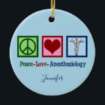 Peace Love Anesthesiology Custom Anesthesiologist Keramisch Ornament<br><div class="desc">Het kerstgeschenk van de 'Peace Love Anesthesiology' met een vredesteken,  een hart en het symbool van de medische kaduceus.  gepersonaliseerd cadeau voor een anesthesist of anesthesist.</div>