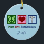 Peace Love Anesthesiology Custom Anesthesiologist Keramisch Ornament<br><div class="desc">Het kerstgeschenk van de 'Peace Love Anesthesiology' met een vredesteken,  een hart en het symbool van de medische kaduceus.  gepersonaliseerd cadeau voor een anesthesist of anesthesist.</div>