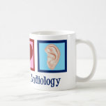 Peace Love Audiology Cute Audiologist Koffiemok<br><div class="desc">Peace Love Audiology-kerstcadeau voor een audioloog die gehoor bestudeert. Een vredesteken,  hart en een oor om audiologisch onderzoek te vertegenwoordigen.</div>