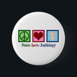 Peace Love Audiology Cute Audiologist Ronde Button 5,7 Cm<br><div class="desc">Peace Love Audiology-kerstcadeau voor een audioloog die gehoor bestudeert. Een vredesteken,  hart en een oor om audiologisch onderzoek te vertegenwoordigen.</div>