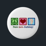 Peace Love Audiology Cute Audiologist Ronde Button 5,7 Cm<br><div class="desc">Peace Love Audiology-kerstcadeau voor een audioloog die gehoor bestudeert. Een vredesteken,  hart en een oor om audiologisch onderzoek te vertegenwoordigen.</div>