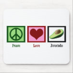 Peace Love Avocado Muismat<br><div class="desc">Een  vredesteken,  hart en een groen avocado cadeau. Cute cadeau voor mensen die van guacamole houden.</div>