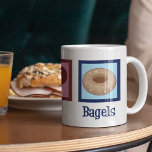 Peace Love Bagels Koffiemok<br><div class="desc">Peace Love Bagels. Een schattig cadeautje voor de bagel-winkel voor een liefhebber van gebakken en ontbijtvoedsel.</div>