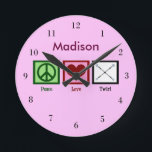 Peace Love Baton Twirling Custom Roze Ronde Klok<br><div class="desc">Een vredesteken,  hart en een twijlende wapenstok. Peace Love Twirl persoonlijke klok.</div>