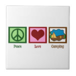 Peace Love Camping Tegeltje<br><div class="desc">Ik hou van kamp. Een vredesteken, hart en een schattig kampeerterrein compleet met kampvuur voor kampeerders.</div>