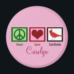 Peace Love Cardinals Persoonlijk Roze Magneet<br><div class="desc">Kardinalen herinneren me altijd aan de schoonheid van Kerstmis. Een groen vredesbord, rood hart en een mooie kardinaal vogel op een schattige vakantiemagneet.</div>