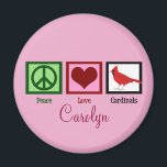 Peace Love Cardinals Persoonlijk Roze Magneet<br><div class="desc">Kardinalen herinneren me altijd aan de schoonheid van Kerstmis. Een  groen vredesbord,  rood hart en een mooie kardinaal vogel op een schattige vakantiemagneet.</div>