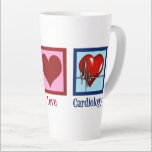 Peace Love Cardiology Heart Surgeon Hartslag Latte Mok<br><div class="desc">Cute cardiology kantoor gift voor een cardioloog arts met een vredes-, hart- en rode hartslag. Een cool cardiothoracaal ontwerp voor een cardiovasculaire chirurg of cardiale ICU in een ziekenhuis. Orde uw favoriete arts of verpleegkundige.</div>