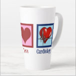 Peace Love Cardiology Heart Surgeon Hartslag Latte Mok<br><div class="desc">Cute cardiology kantoor gift voor een cardioloog arts met een vredes-, hart- en rode hartslag. Een cool cardiothoracaal ontwerp voor een cardiovasculaire chirurg of cardiale ICU in een ziekenhuis. Orde uw favoriete arts of verpleegkundige.</div>