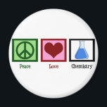 Peace Love Chemistry Magneet<br><div class="desc">Als je een wetenschapper bent of een geeky gave nodig hebt voor de nerd in je leven, kenmerkt dit schattige ontwerp een vredesteken, hart en chemicaliën in een bekerglas.</div>
