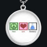 Peace Love Chemistry Zilver Vergulden Ketting<br><div class="desc">Een vredesteken,  hart en een scheikundige beker die gebruikt worden in een wetenschappelijk experiment dat door wetenschappers wordt gebruikt.</div>