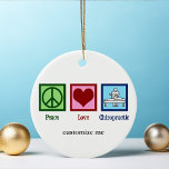 Peace Love Chiropractic Cute Custom Chiropractor Keramisch Ornament<br><div class="desc">Peace Love Chiropractic Kerstsierente. Een prachtige chiropractor cadeau met een vredelievend teken,  hart en iemand die chiropractische geneeskunde op een patiënt uitoefent door te werken aan het genezen van het muscoloskeletale systeem.</div>