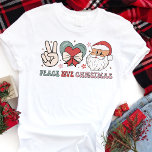 Peace Love Christmas Groovy Tri-Blend Shirt<br><div class="desc">Verspreid de feestvreugde en goede vibes met dit groovy "Peace Love Christmas" t-shirt! Met een charmant retro-ontwerp met een vredesteken, een hart en een kerstman, is dit shirt een perfecte herinnering aan de ware zin van het seizoen. De zachte kleuren en speelse illustraties vangen de sfeer van rust, liefde en...</div>