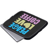 Peace Love Coffee Laptop Sleeve (Voorkant onderkant)