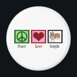 Peace Love Corgi-foto Magneet<br><div class="desc">Een schattig kerstcadeau voor corgi-eigenaars met een groen vredesbord, rood hart en een prachtige pembroke welsh corgi-hond.</div>