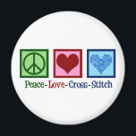 Peace Love Cross Stitch Magneet<br><div class="desc">Een kruisstikkend geschenk voor iemand die van creëer dingen houdt. Dit cadeau voor Peace Love Cross Stitch biedt een vredesteken,  een hart en een  kruisstitspatroon.</div>
