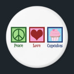Peace Love Cupcakes Cute Baker Magneet<br><div class="desc">Een schattig cadeautje voor een bakker die graag snoepjes en desserts in een bakkerij bakt. Hij heeft een vredesteken,  een hart en een  cupcake in roze.</div>
