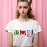 Peace Love Cupcakes Cute Baker Women's T-shirt<br><div class="desc">Een schattig koekjesliefje voor een bakker die graag snoepjes en desserts in een bakkerij bakt. Hij heeft een vredesteken,  een hart en een  cupcake in roze.</div>
