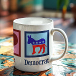 Peace Love Democraat Koffiemok<br><div class="desc">Cute Peace Love Democraat mok met een Democratische Partij Donkey in rood, wit en blauw. Een cool democratisch geschenk voor een politieke activist die in de politiek werkt en kandidaten helpt winnen door te helpen bij de verkiezingen en campagne.</div>