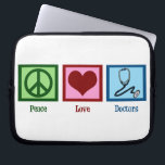 Peace Love Doctors Laptop Sleeve<br><div class="desc">Een vredesteken,  hart,  en de stethoscoop van een dokter.</div>