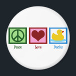 Peace Love Ducks Magneet<br><div class="desc">Perfect geschenk voor iemand die van eenden houdt of baby vriendelijke cadeaus. Een groen vredesteken, een roodhart en een schattige gele rubbereend.</div>