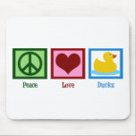 Peace Love Ducks Muismat<br><div class="desc">Perfect  geschenk voor iemand die van eenden houdt of baby vriendelijke cadeaus. Een groen vredesteken,  een roodhart en een schattige gele rubbereend.</div>