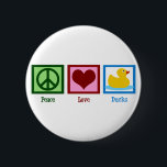 Peace Love Ducks Ronde Button 5,7 Cm<br><div class="desc">Perfect  geschenk voor iemand die van eenden houdt of baby vriendelijke cadeaus. Een groen vredesteken,  een roodhart en een schattige gele rubbereend.</div>