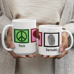 Peace Love Forensics Koffiemok<br><div class="desc">Als je forensische wetenschap fascineert,  is dit het perfecte ontwerp. Het bevat een vredesteken,  hart en vingerafdruk.</div>