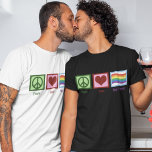 Peace Love Gay Pride T-shirt<br><div class="desc">Steun homorechten met dit vredesteken,  hart en regenboog. Een schattig LGBTQ-shirt met een prachtige regenboogvlag naast een  vredesteken en hart.</div>