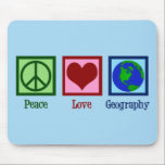 Peace Love Geography Muismat<br><div class="desc">Een coole kerstcadeau voor aardrijkskundigen met een schattig vredesteken,  hart en wereldbol van de aarde.</div>