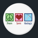 Peace Love Geology Magneet<br><div class="desc">Peace Love Geology. Een coole geologische wetenschappelijke gave voor een geoloog die aardwetenschappen en rotsen bestudeert door de geologische geschiedenis van de planeet. Het heeft een schattig vredesteken,  hart en geologen die een rockhamer hebben.</div>