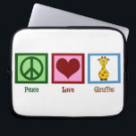 Peace Love Giraffes Laptop Sleeve<br><div class="desc">Een vredesteken,  hart en een schattige giraf. Ik hou van wilde dierencadeautjes.</div>