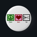 Peace Love Haircuts Ronde Button 5,7 Cm<br><div class="desc">Ik ben een meester in haarstileren. Bovenaan mijn klas in schoonheidsschool en de beste in de salon. Een geweldige schoonheidsknop voor een haarstylist. Pas aan met de naam van uw salon om door te geven aan klanten.</div>