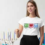 Peace Love Hanukkah Menorah Cute Women's T-shirt<br><div class="desc">Peace Love Hanukkah vrouwent-shirt gift voor een joodse vriend die graag Chanoeka viert. Een  vredesteken,  hart en een mooie menorah.</div>